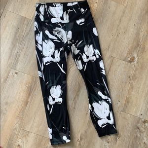 FINAL CALL:  All in Motion Floral Leggings Black White Green, M